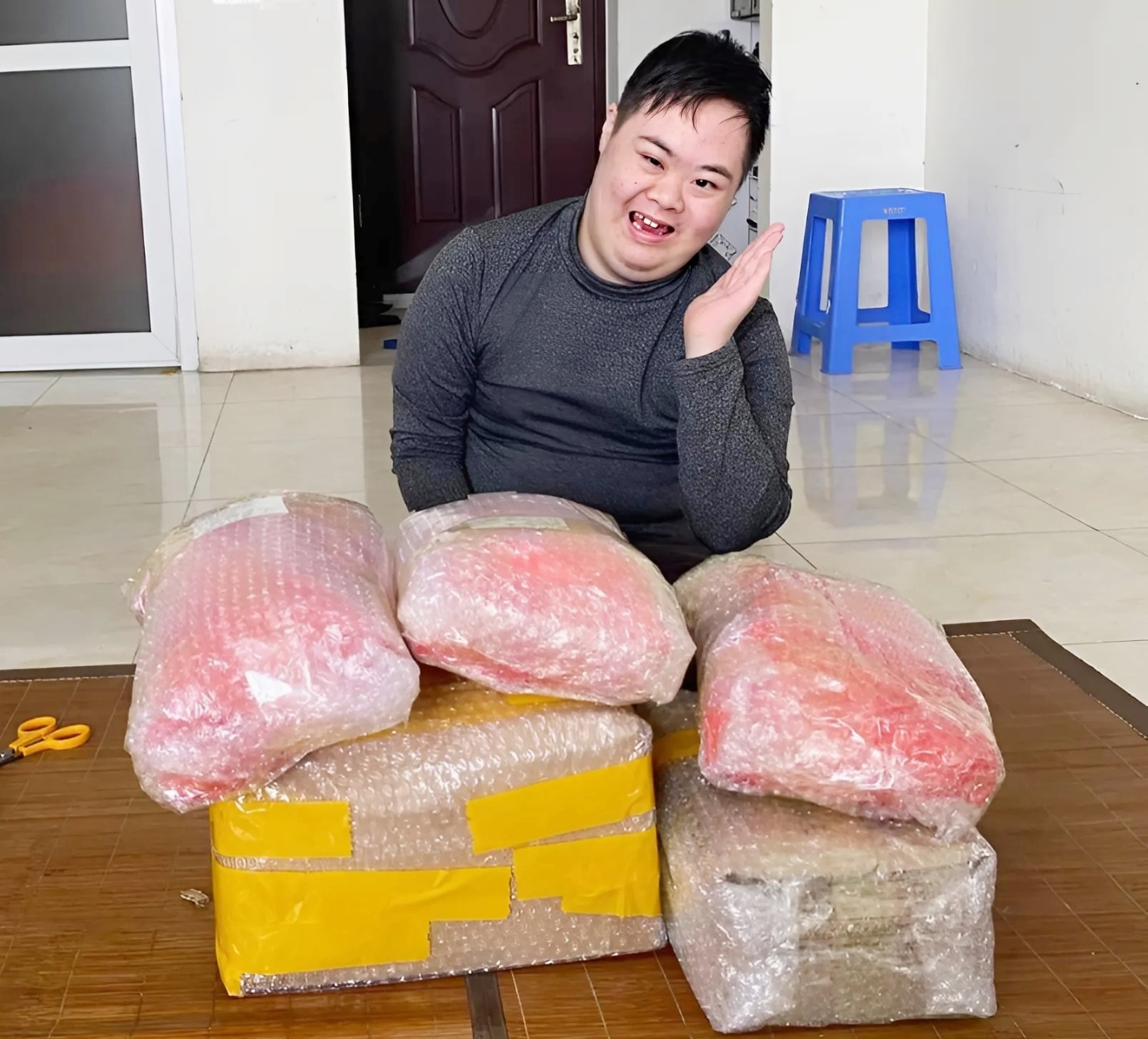 Cậu bé luôn phụ giúp bố mẹ đóng đơn bán hàng