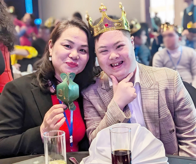 Mẹ con chị Dung trong một sự kiện gần đây