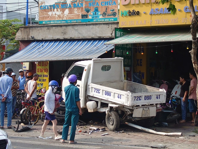 Xe tải lao lên vỉa hè và đâm vào cửa hàng bán xe đạp điện