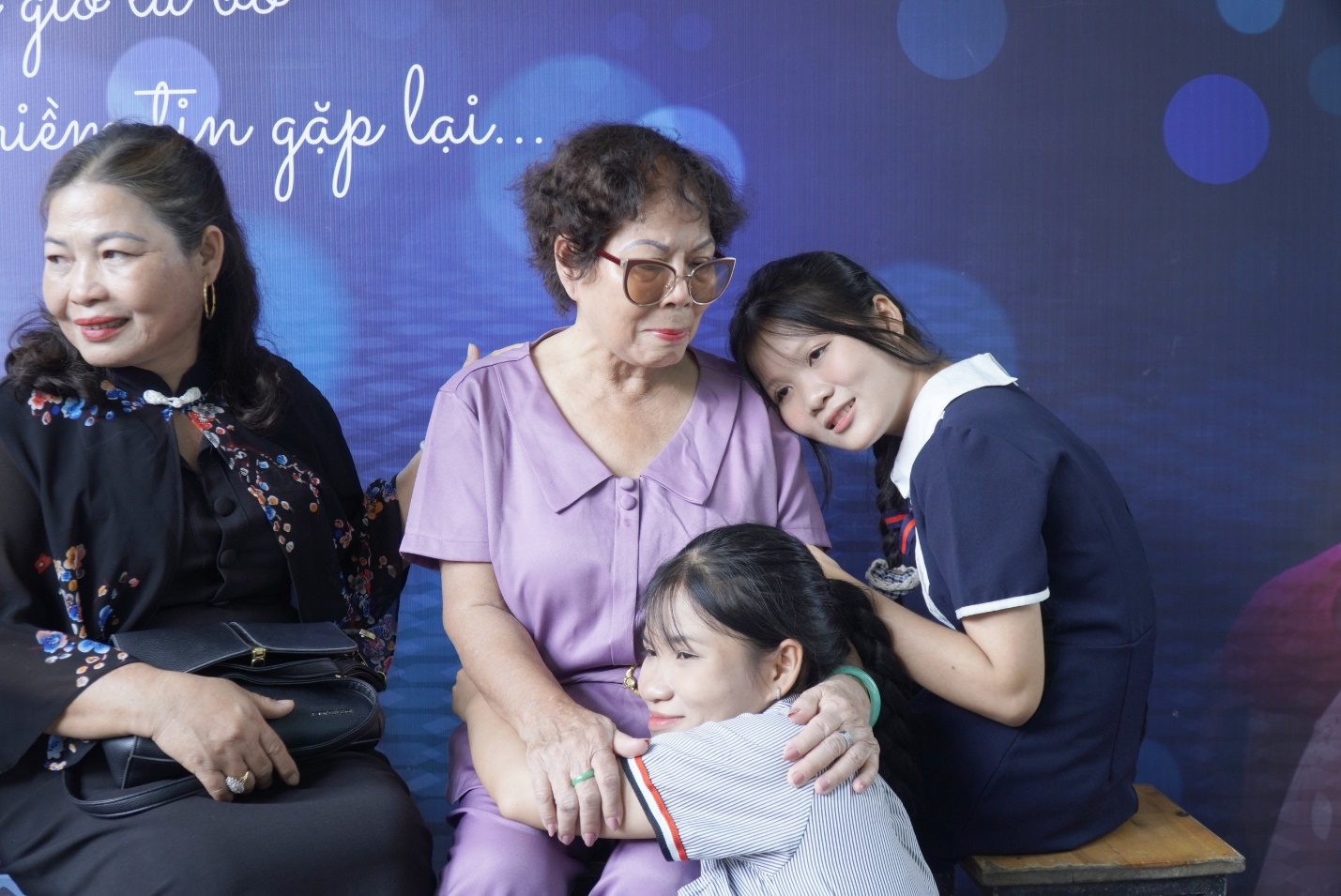 Bà Huê trở về Việt Nam gặp các con