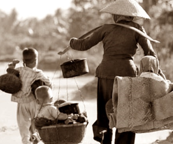 Cha mất rồi, các con đành theo mẹ mưu sinh (Ảnh minh họa)