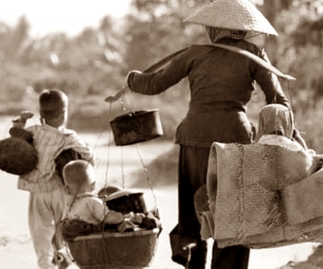 Mẹ đưa các con về quê sinh sống (Ảnh minh họa)