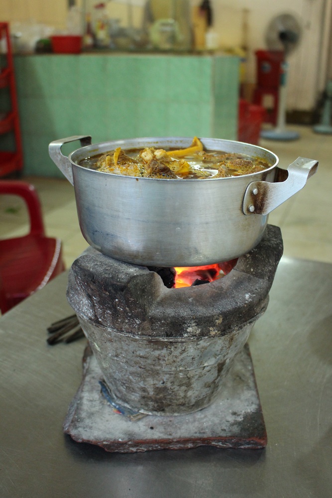 Món lẩu bò nóng hồi tại quán