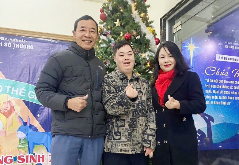 Bảo Sơn hạnh phúc bên bố mẹ