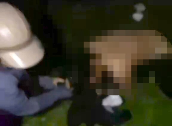 Hình ảnh bà N.H. bị hành hung và lột đồ và quay clip lại.