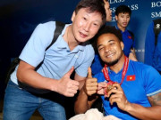 Tin tức - Xúc động hình ảnh HLV Kim Sang-sik trao HCV cho Nguyễn Xuân Son