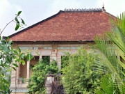 Tin tức - Bí ẩn căn biệt thự mái đỏ phủ đầy cây cỏ ở Long An