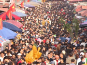 Tin tức - "Biển người" kéo về chợ Viềng ở Nam Định để "mua may, bán rủi"