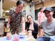 Lifestyle - Hàng bánh đúc nóng hơn 30 năm ở Hà Nội, nằm trong ngõ sâu mà khách nườm nượp, giá chỉ 20k là full topping