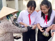 Tin tức - Bà nội đẩy xe rau vào trường của cháu, các bạn học sinh có hành động khiến ai cũng bất ngờ, cả MXH dành lời khen