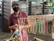 Tin tức - Thấy chú bán hàng rong "không nghe không nói" giữa phố Sài Gòn, cô gái trẻ đã làm điều bất ngờ, nhận về lời khen từ MXH
