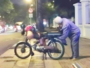 Tin tức - Gặp cụ ông chạy xe ôm lúc tối muộn năn nỉ “cho tôi chở cô đi”, hành động bất ngờ của cô gái nhận về nhiều lời khen