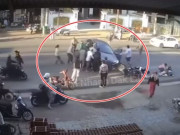 Tin tức - Hàng chục người hợp sức nâng xe ô tô, giải cứu người mắc kẹt sau tai nạn giao thông