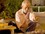 Tin tức - Gặp cụ ông U80 bán bánh tráng nướng mưu sinh, cô gái đã có hành động đẹp, bất ngờ hơn là cách đáp trả của ông 