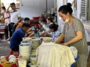Lifestyle - Quán cơm hến bình dân chuẩn vị Huế, khách nườm nượp từ sáng đến tối, vừa ăn vừa xem bà chủ chế biến