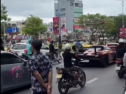 Tin tức - CLIP: Dàn siêu xe của đại gia ngành thẩm mỹ ngang nhiên vượt đèn đỏ tại Đà Nẵng