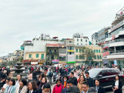 Tin tức - Hàng nghìn người đổ về tòa nhà Hàm cá mập check-in, CSGT phải cắm "chốt" đảm bảo giao thông