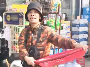 Tin tức - Gặp chị bán hàng rong chẳng ai mua, cô gái trẻ đã làm điều đặc biệt, hành động nhỏ khiến chị vui sướng hét vang khu phố