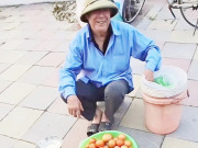 Tin tức - Thấy chú nông dân bán cà chua bên lề đường, chàng trai trẻ có hành động ý nghĩa, giúp chú san sẻ yêu thương 