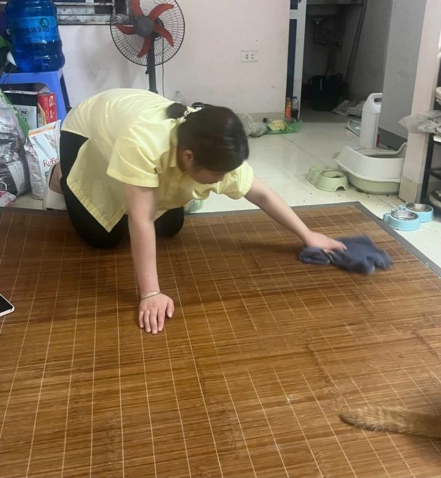 Chị Hồng thường xuyên lau chiếu để đỡ bị ẩm ướt. Ảnh: Đan Tâm.