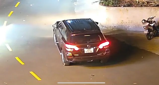Xe ô tô gây tai nạn chết người rồi bỏ trốn. Ảnh từ camera an ninh.
