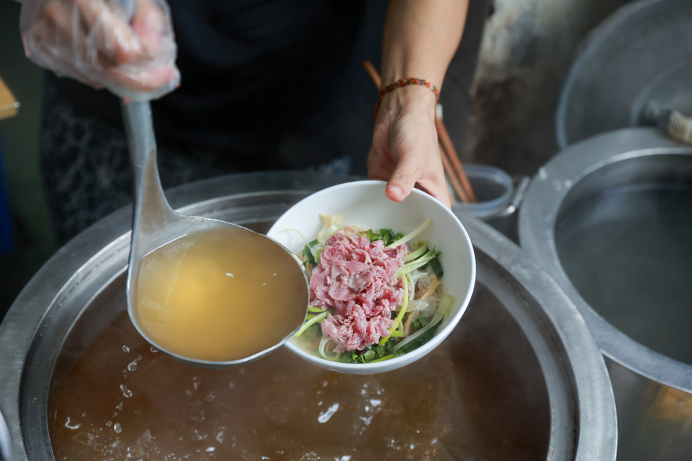 Những bát phở thơm ngon ấm áp tình người