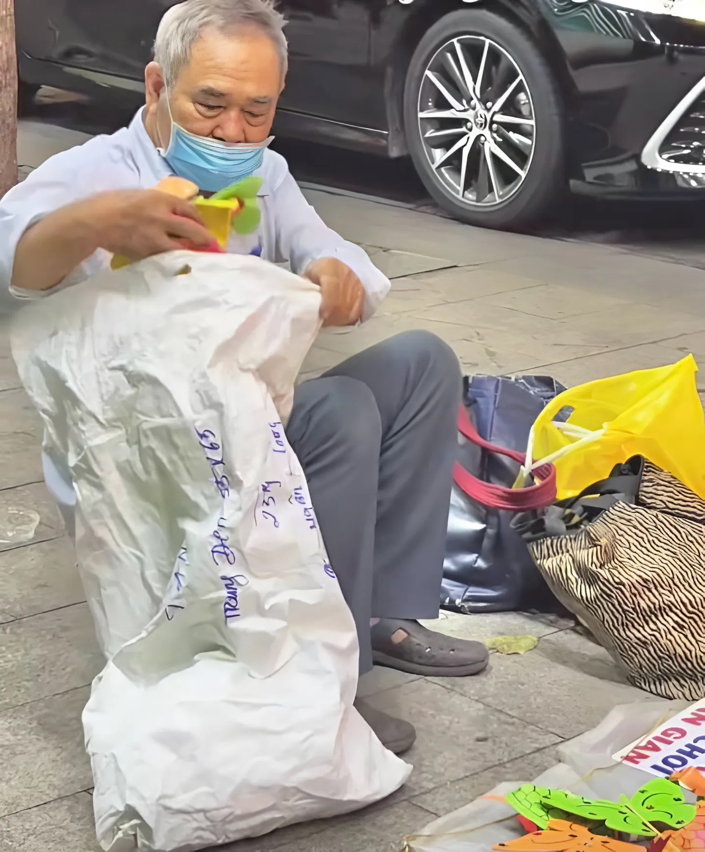 Hôm nào chú cũng bày ra bán, mong sẽ có khách hỏi mua