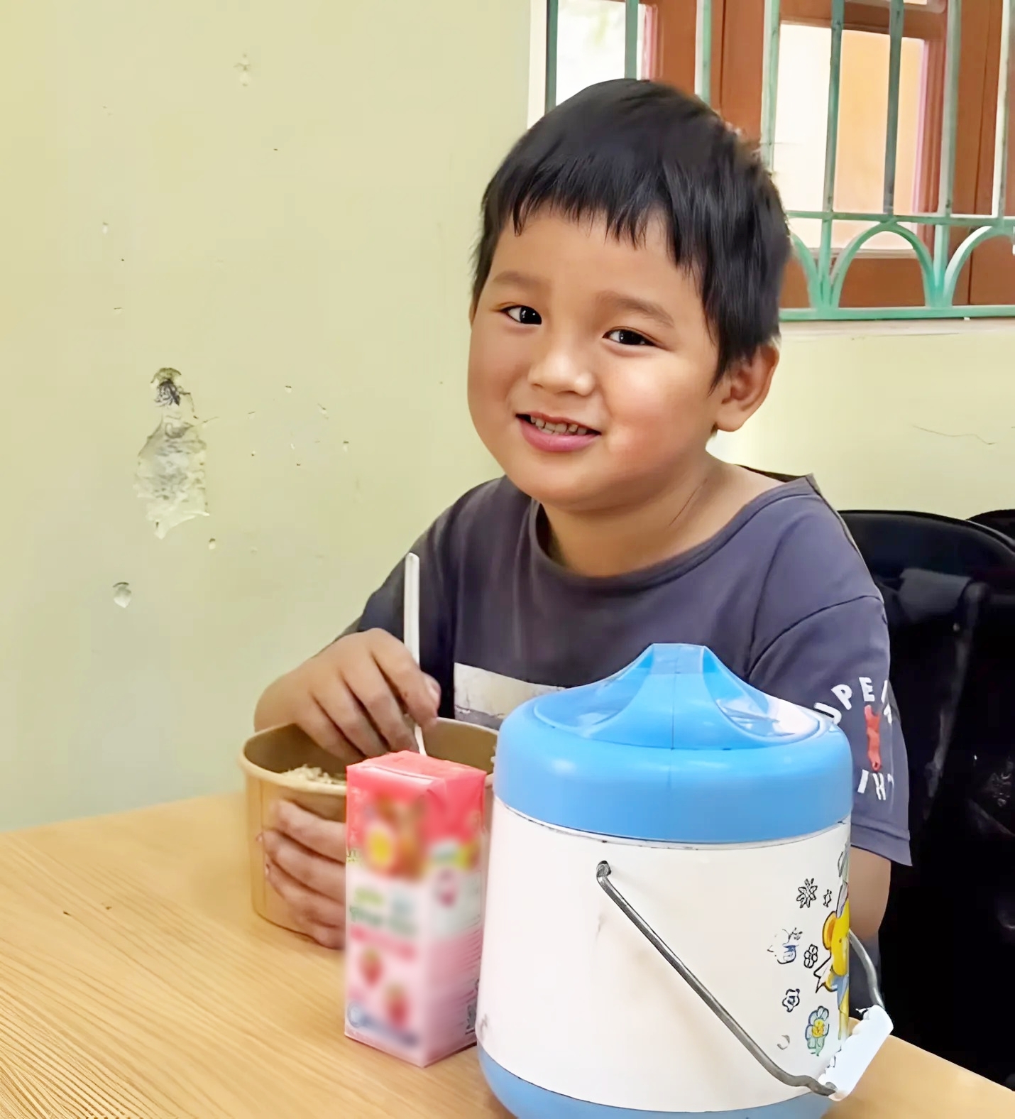 Cô giáo chia sẻ, cậu bé đã có những bữa cơm no được mạnh thường quân gửi tặng