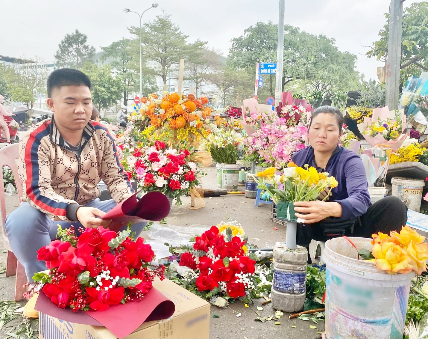 Tiểu thương tại các chợ hoa bận rộn đóng đơn đặt hàng