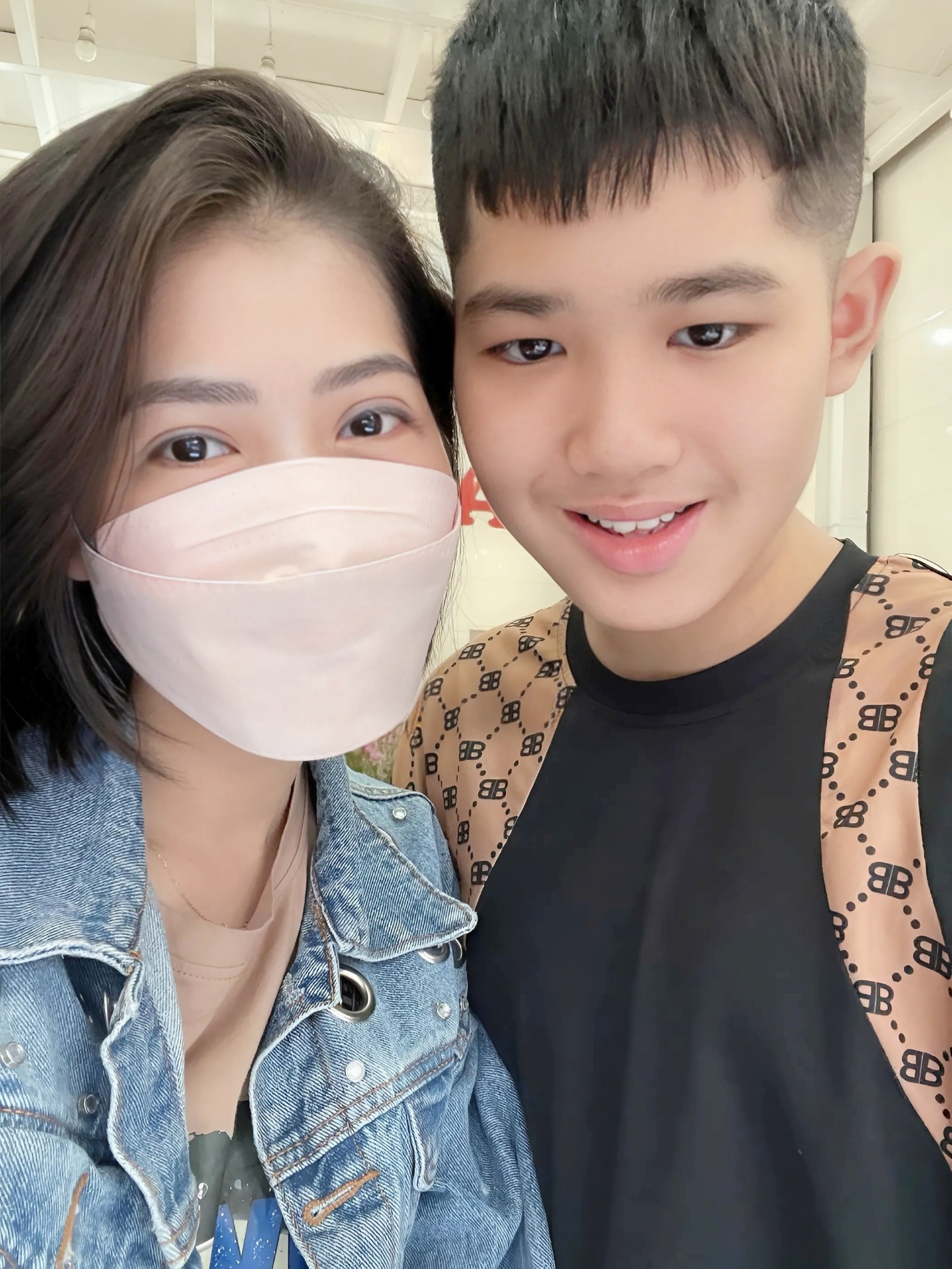 Hai mẹ con luôn đồng hành cùng nhau trong cuộc sống hàng ngày