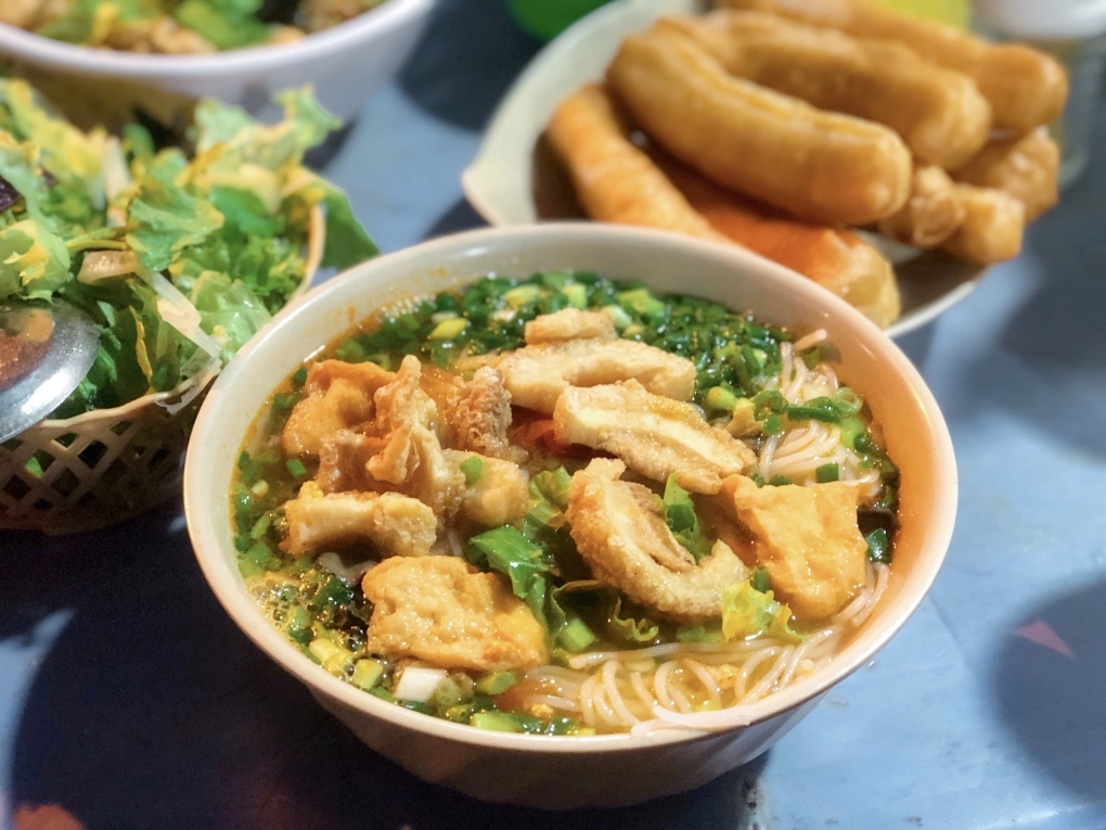 Ở hà nội có gánh bún riêu vỉa hè tên kém sang mỗi đêm bán 700 bát khách xếp hàng chờ đến lượt - 3