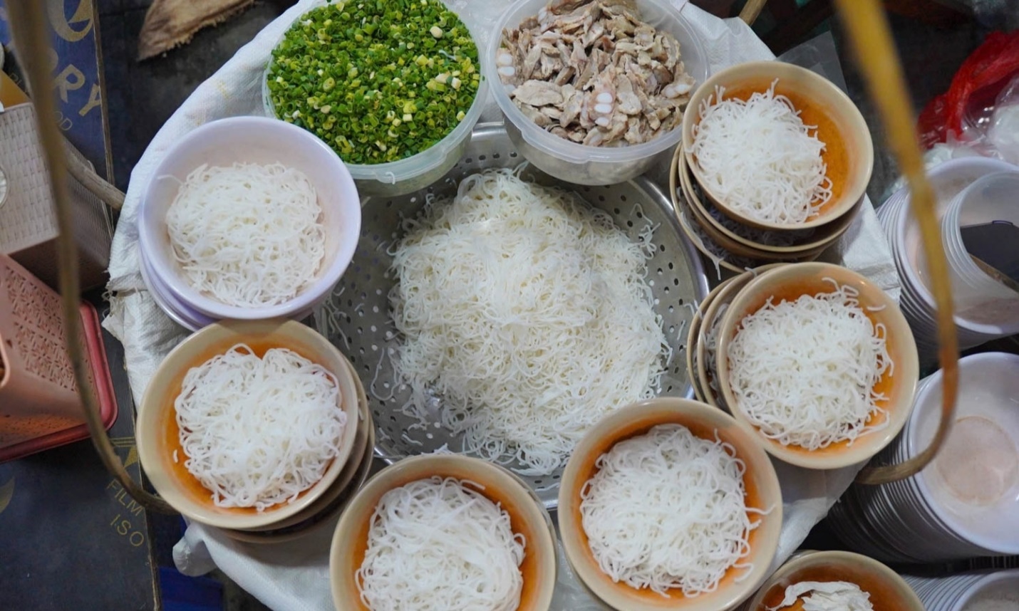 Ở hà nội có gánh bún riêu vỉa hè tên kém sang mỗi đêm bán 700 bát khách xếp hàng chờ đến lượt - 2
