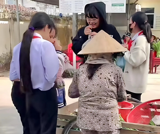 Bà nội đẩy xe rau vào trường họp phụ huynh và gặp các bạn học sinh