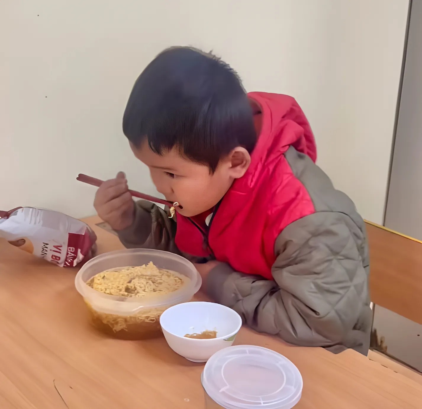 Cô giáo đã tặng em một bữa trưa giản dị mà ấm áp vô cùng