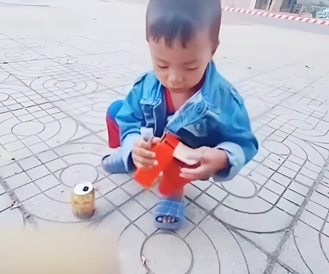 Cậu bé bán vé số một mình mưu sinh