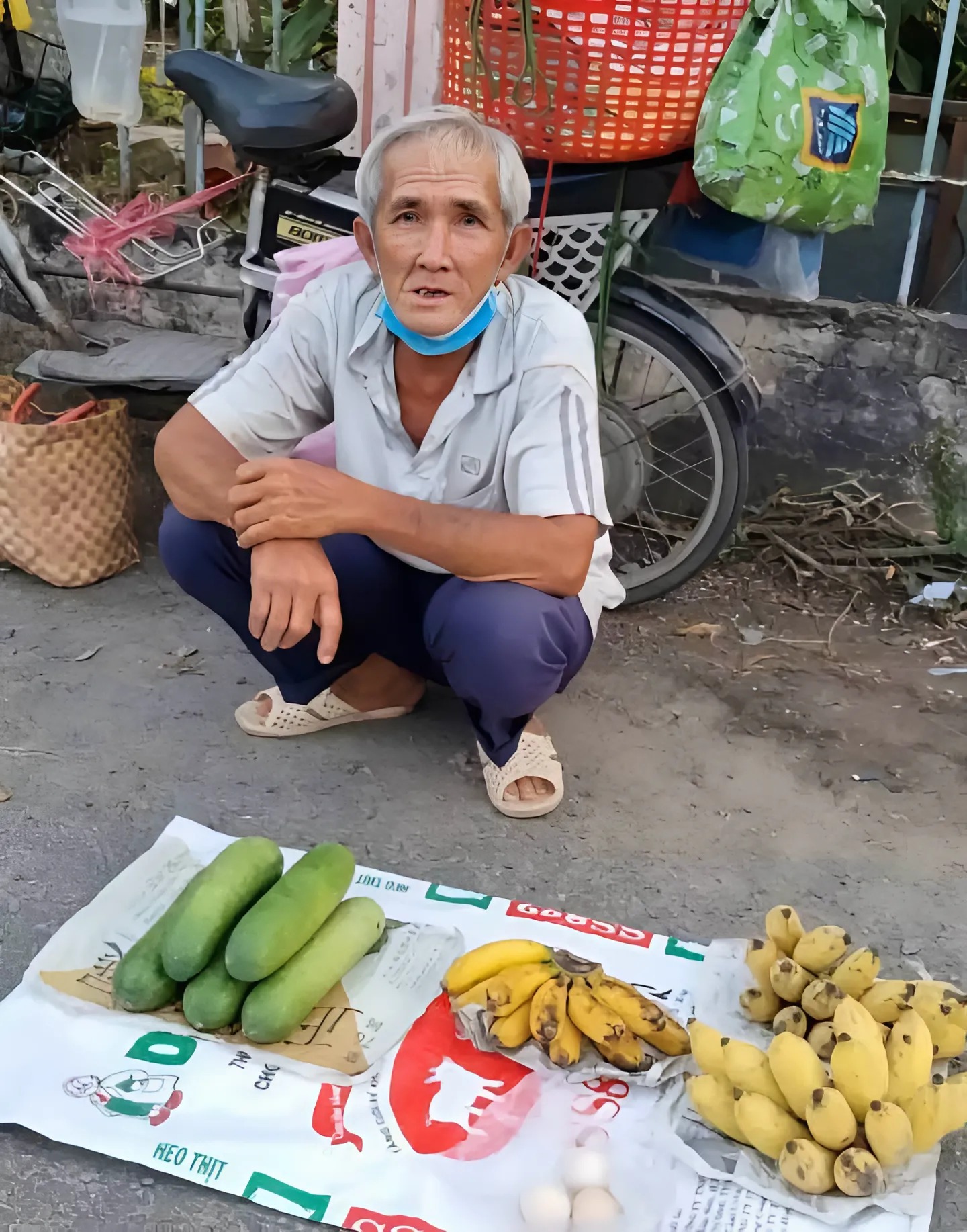 Ông lão sống cô độc bán rau mưu sinh và hành động đẹp của chàng trai ...