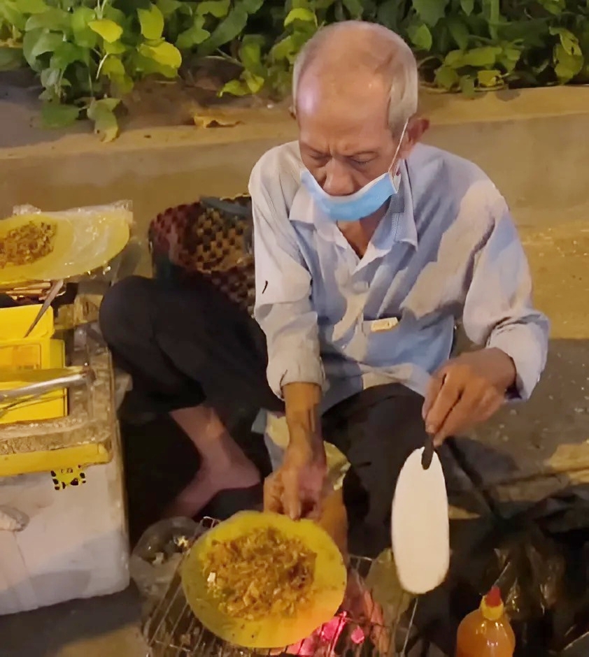 Mỗi chiếc bánh tráng được ông làm rất cẩn thận
