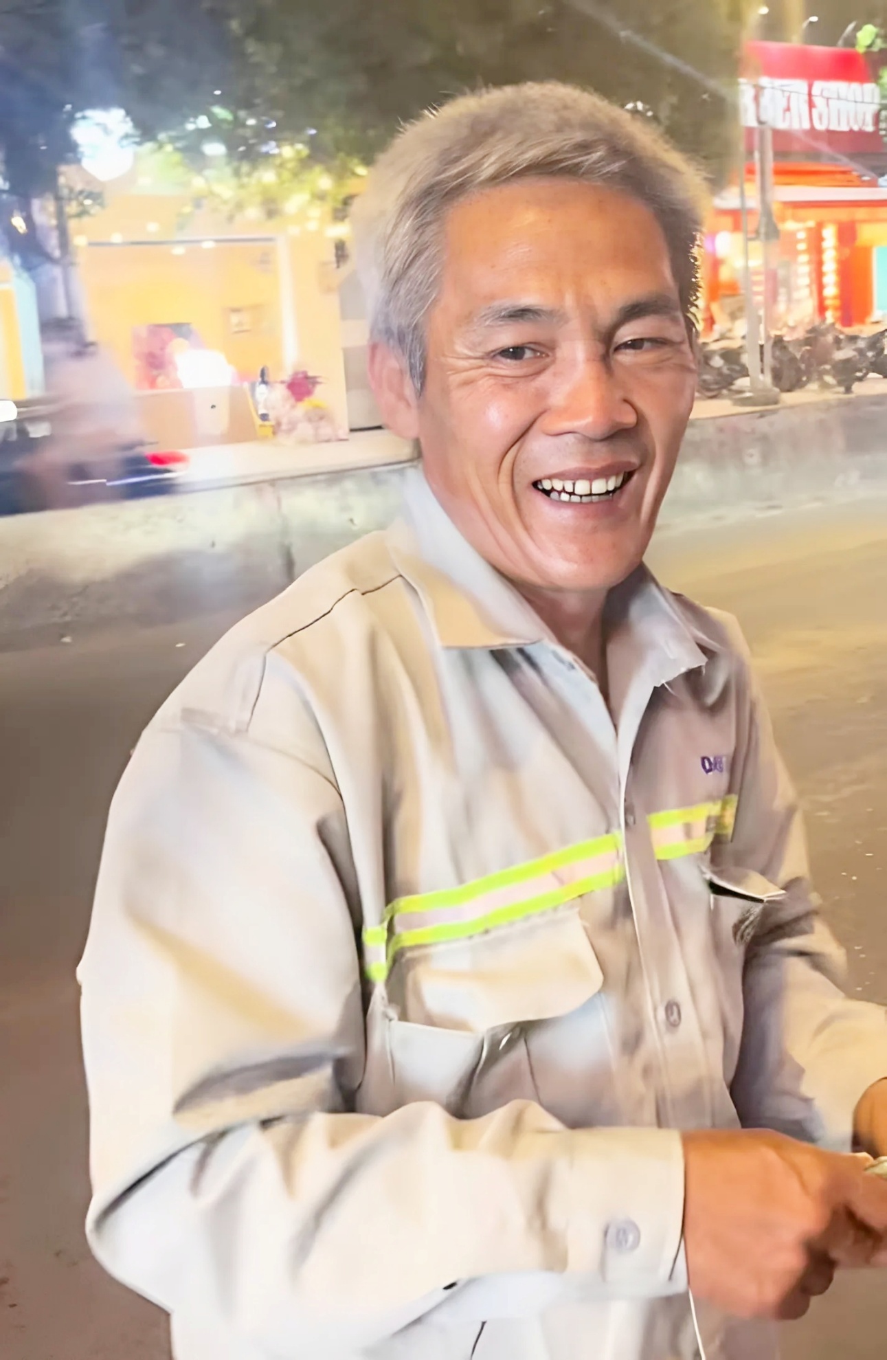 Chú cười tươi khi được giúp đỡ mọi người