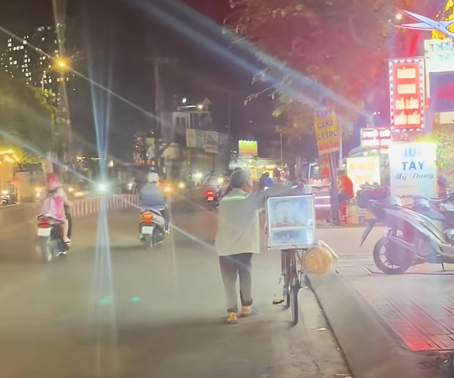 Chú bán bánh dạo trên đường phố Sài Gòn