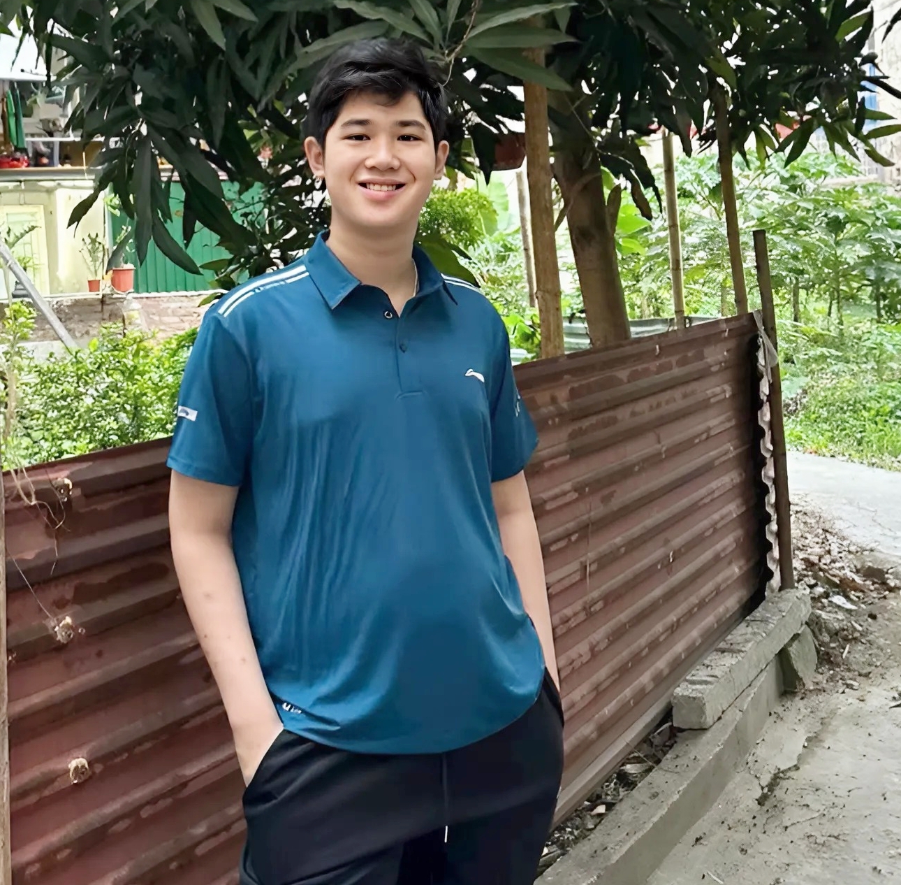 Cậu bé của hiện tại, đã cao lớn và trưởng thành hơn