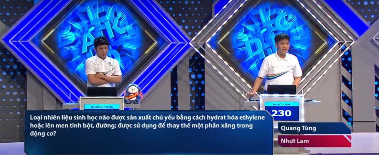 Hai nam sinh bước vào phần thi phụ