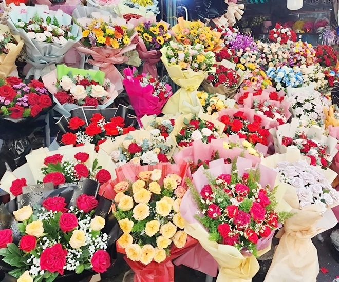 Hoa tươi truyền thống được bày bán ở nhiều cửa hàng