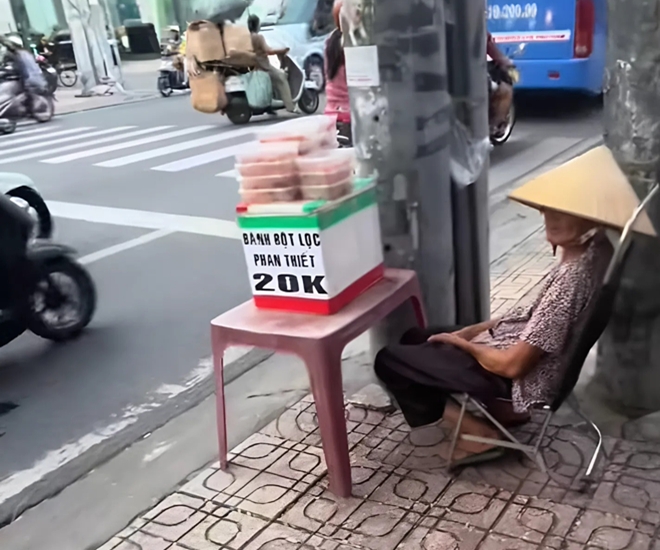 Cụ bà ngồi bán bánh bột lọc bên đường