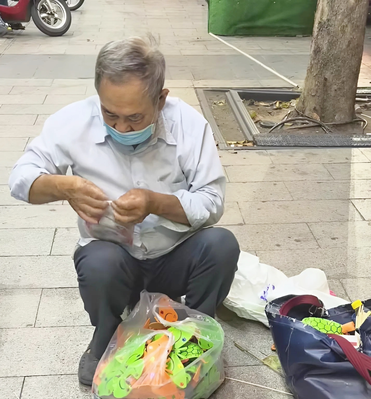 Mỗi món đồ chơi là một sản phẩm tâm huyết của chú