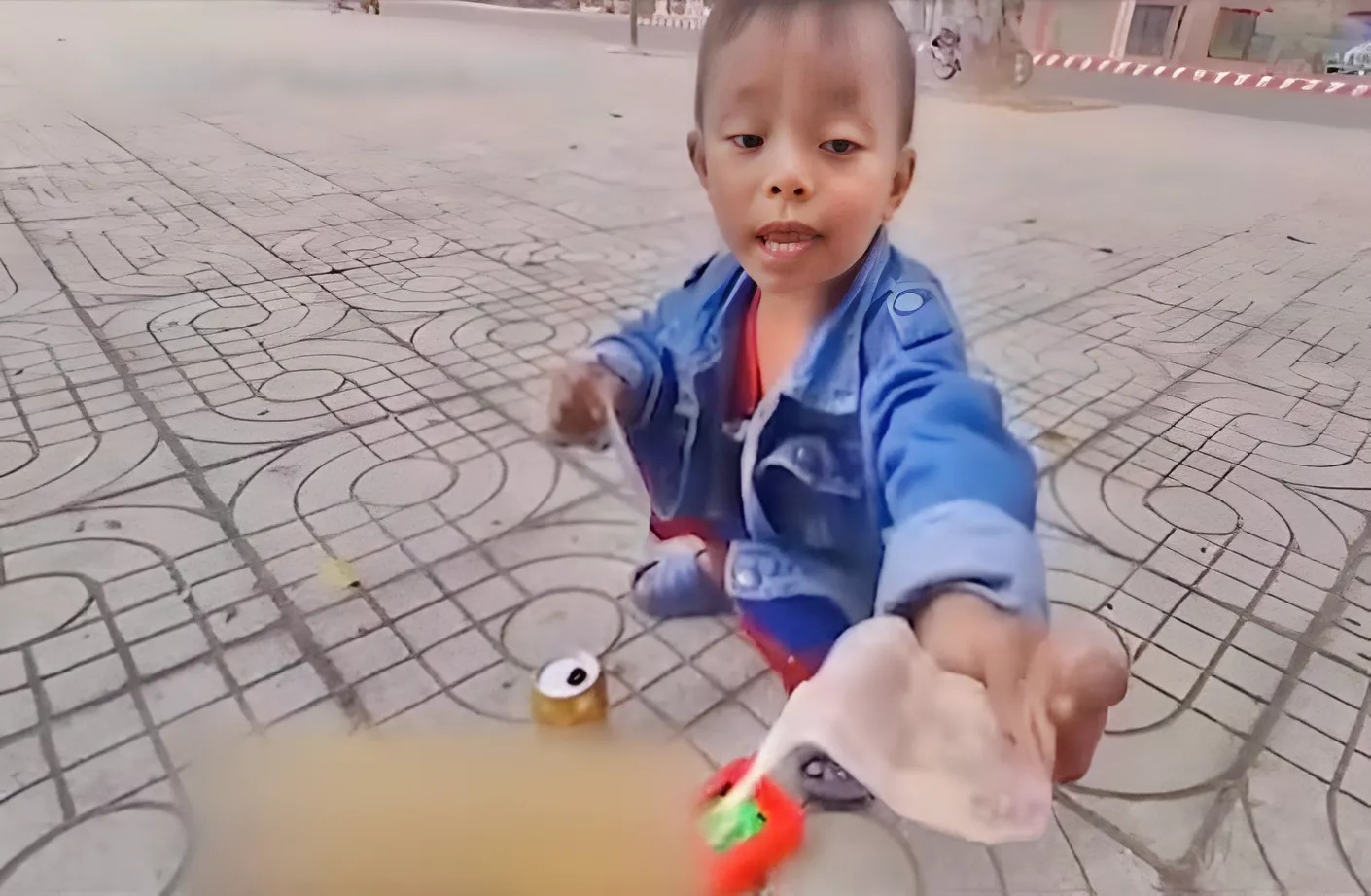 Cậu bé không ngần ngại cho tiền một người lạ đang đói bụng