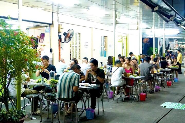 Quán lúc nào cũng đông khách vào ăn bánh xèo dù giá đắt đỏ