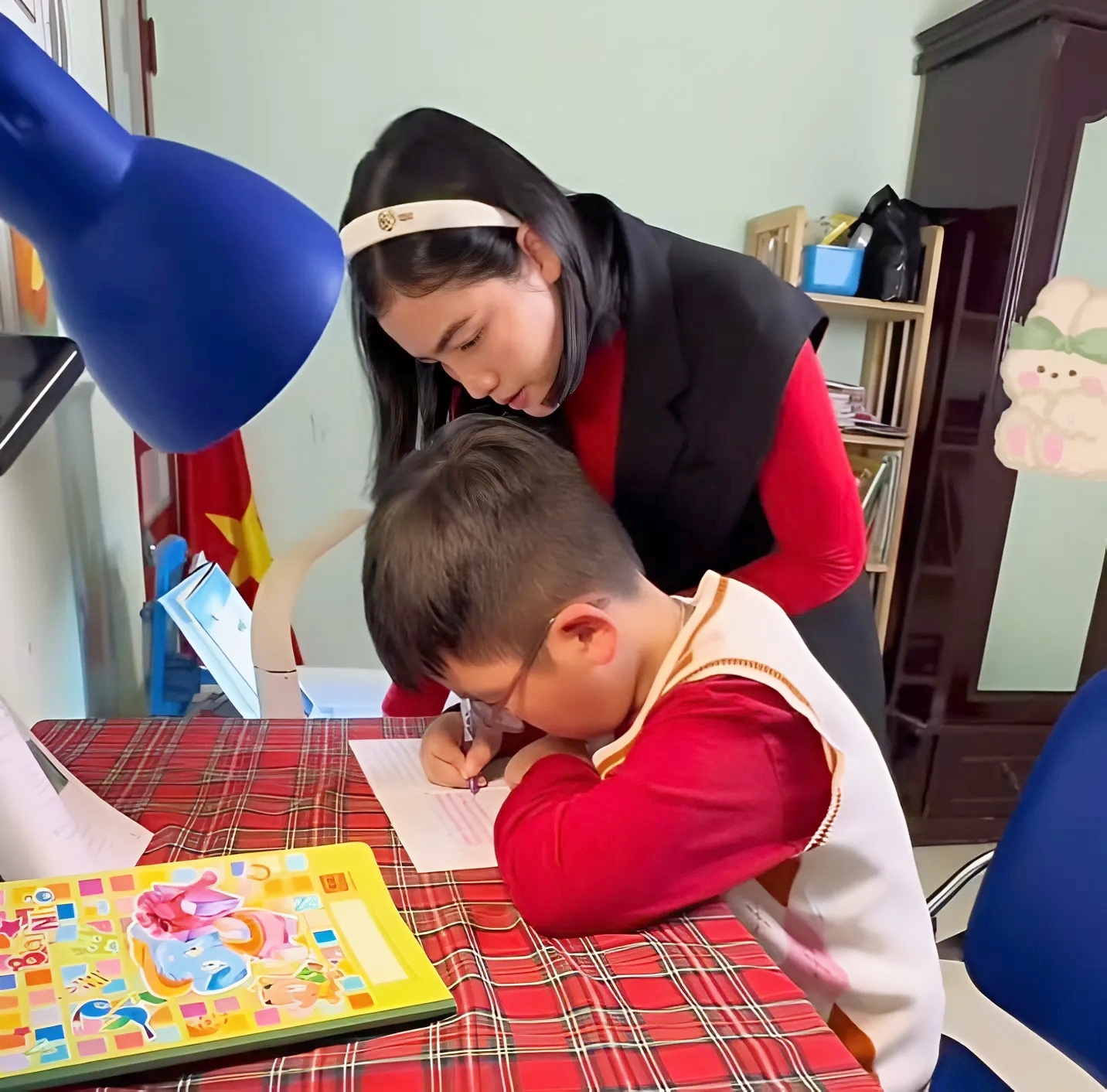 Mẹ luôn bên con, giúp con tiến bộ từng ngày