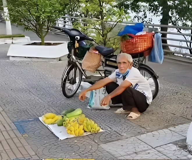 Ông lão sống cô độc bán rau mưu sinh và hành động đẹp của chàng trai ...