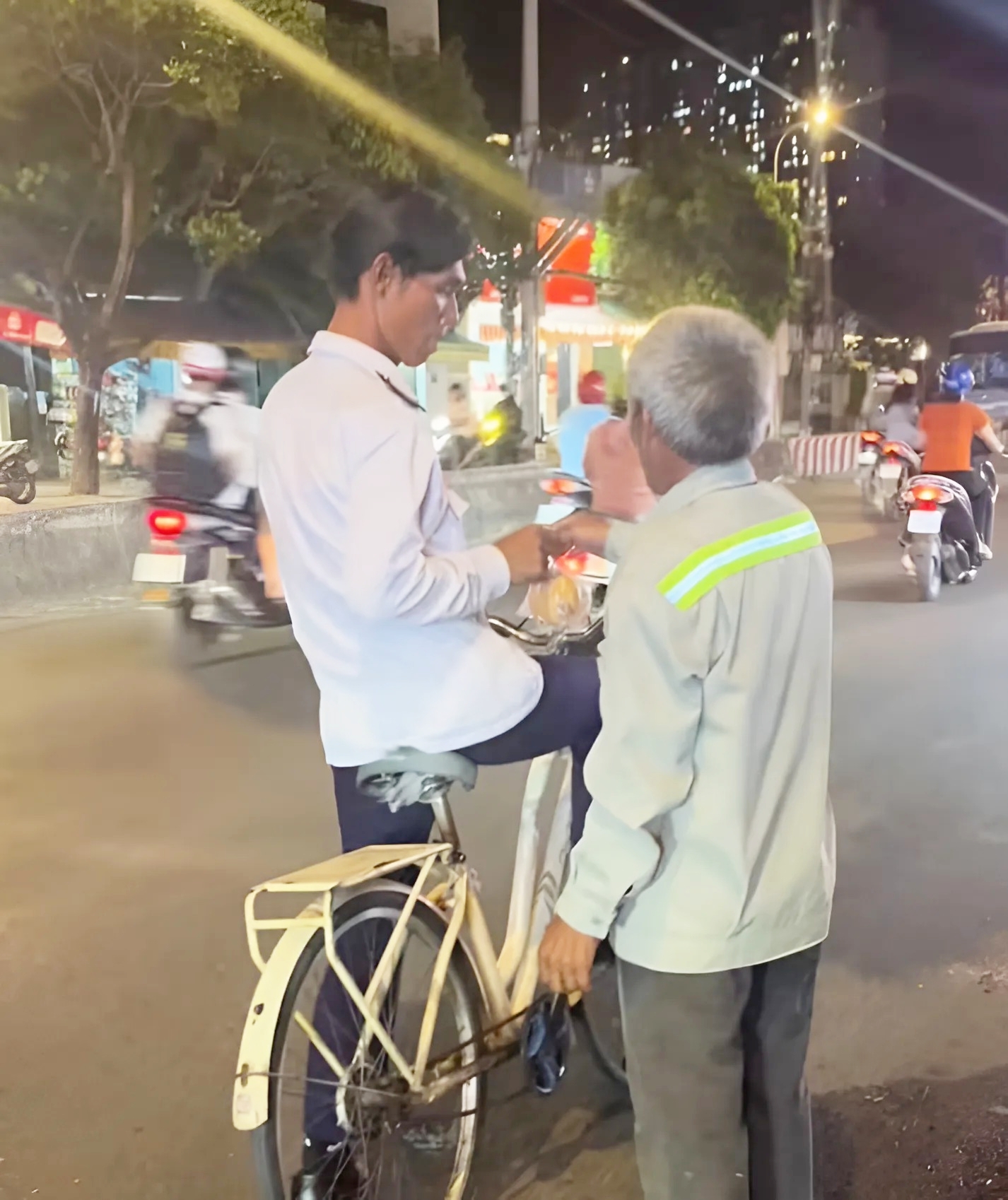 Tự tay chú tặng bánh cho mọi người