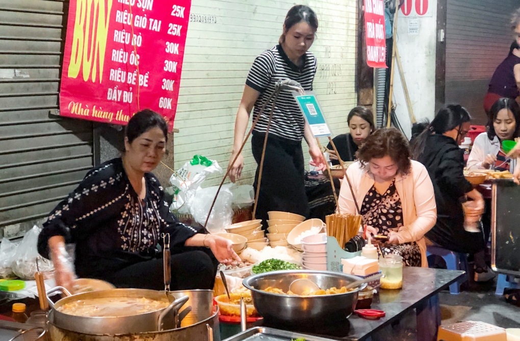 Ở hà nội có gánh bún riêu vỉa hè tên kém sang mỗi đêm bán 700 bát khách xếp hàng chờ đến lượt - 1